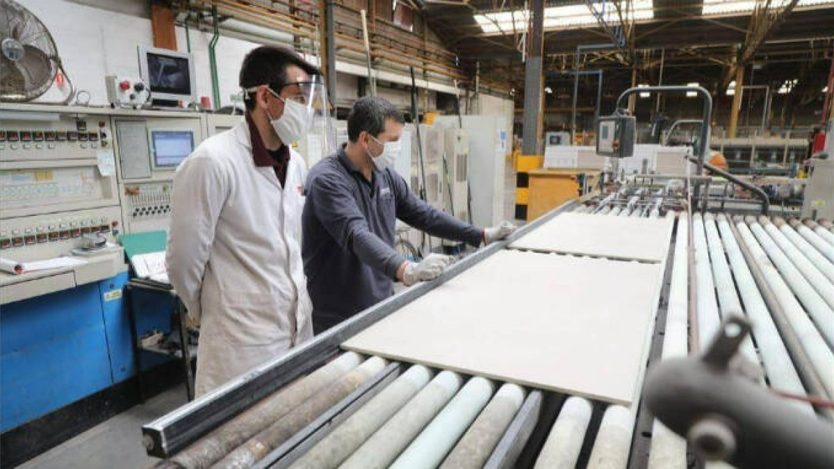 Dos trabajadores en una fábrica de fritas, esmaltes y colores cerámicos