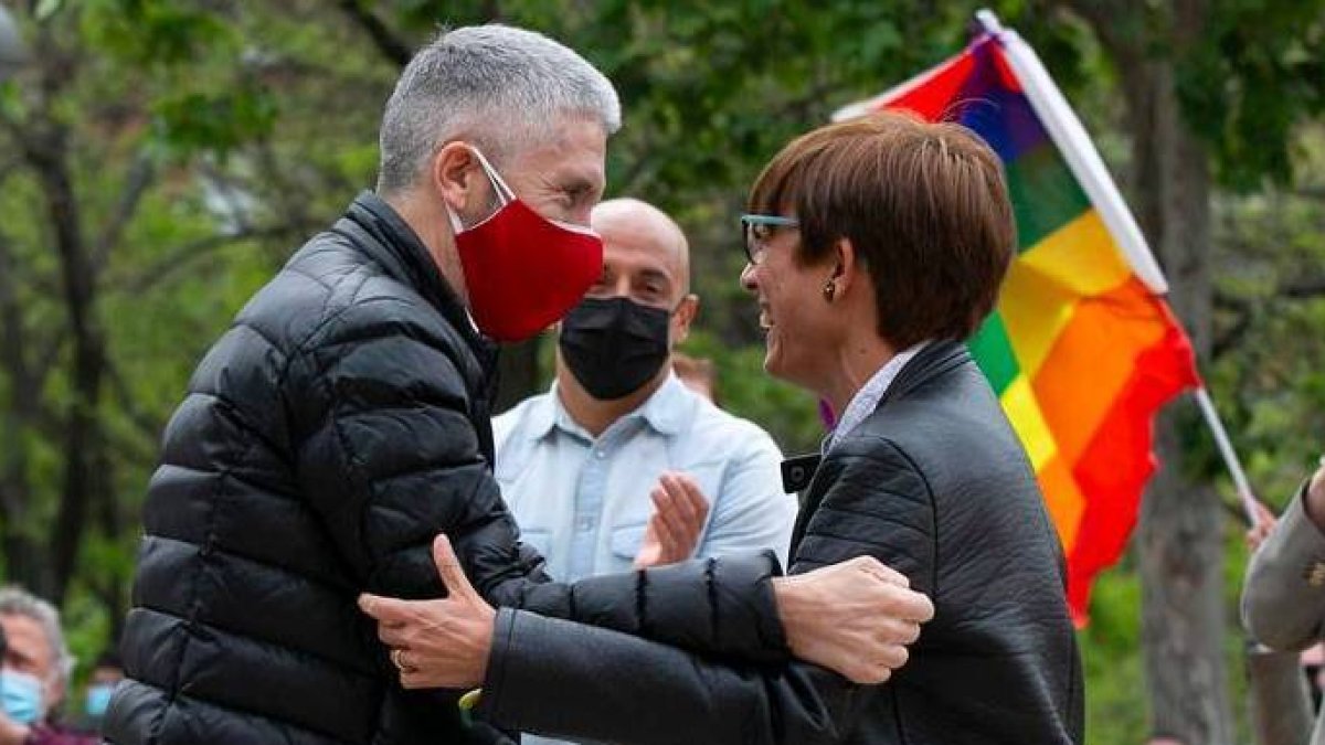 Marlaska y la directora general de la GC, María Gámez, este sábado en un mitin del PSOE-M.
