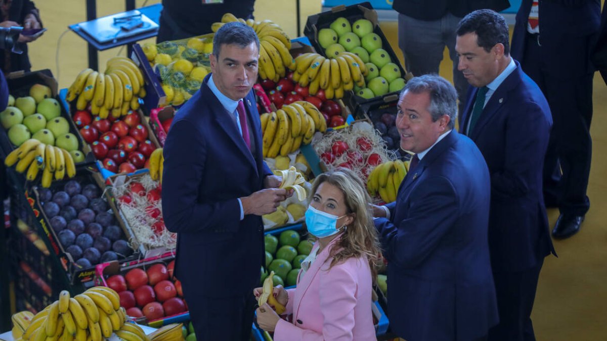 El presidente del Gobierno, Pedro Sánchez, junto al presidente de la Junta, Juanma Moreno; la ministra de Transportes, Raquel Sánchez; y el senador, Juan Espadas (PSOE), se paran en un stand de Mercasevilla, en un acto del Foro Urbano de España.