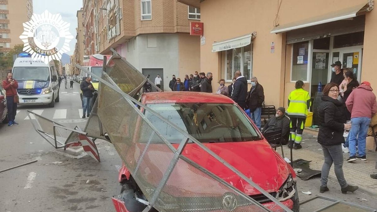 Coche impactado en la terraza de un bar en Castellón