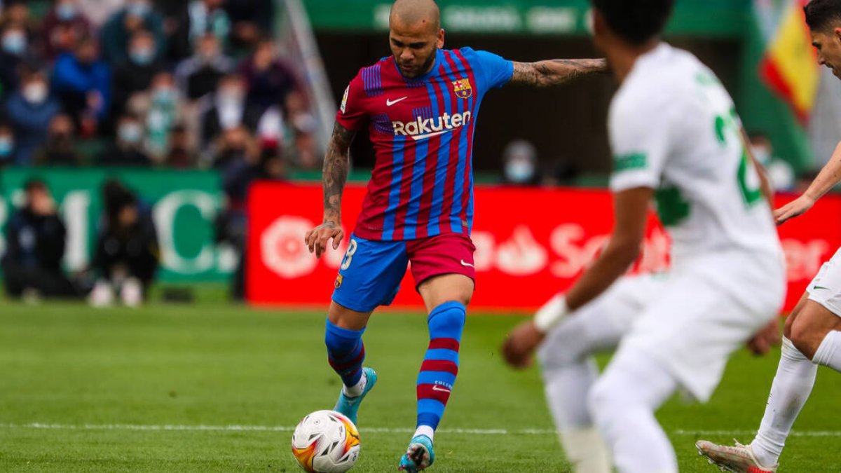 Alves golpea un balón durante el encuentro ante el Elche / FOTO: FCB