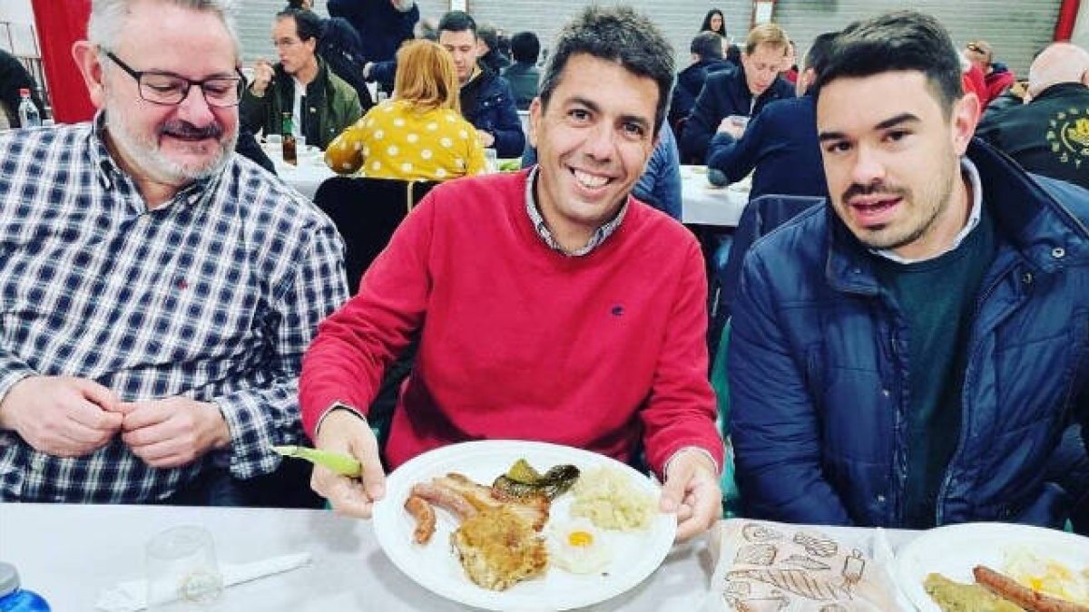 Carlos Mazón ha compartido un almuerzo villenero en esta jornada festiva en la ciudad