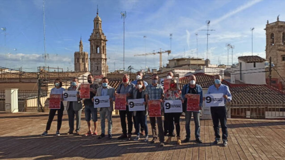 Comissió Nou d'Octubre en la sede de ACPV presentando la manifestación