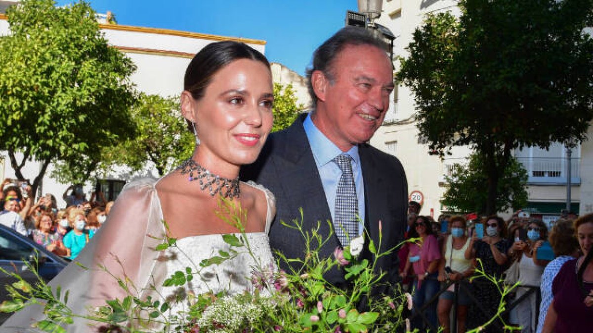 Claudia Osborne el día de su boda junto a su padre