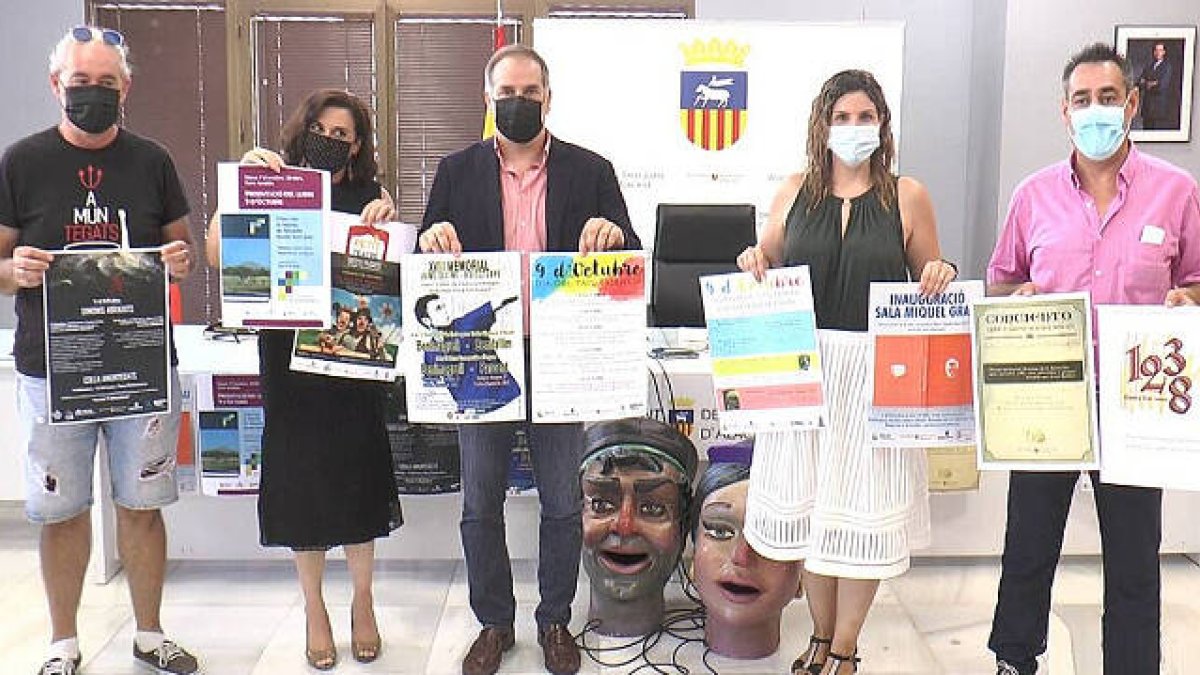 El alcalde de Sant Joan, Santiago Román, en el centro, sujetando el cartel de la discordia