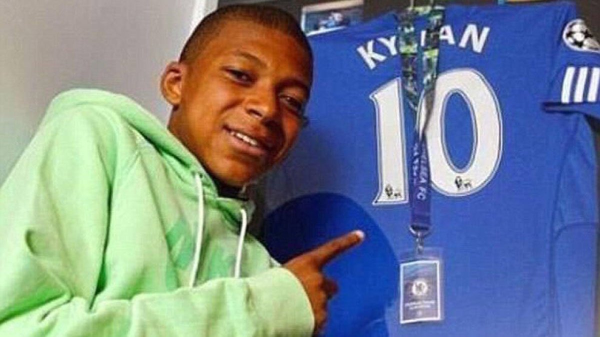 Mbappé, hace años, posando con una camiseta del Chelsea.