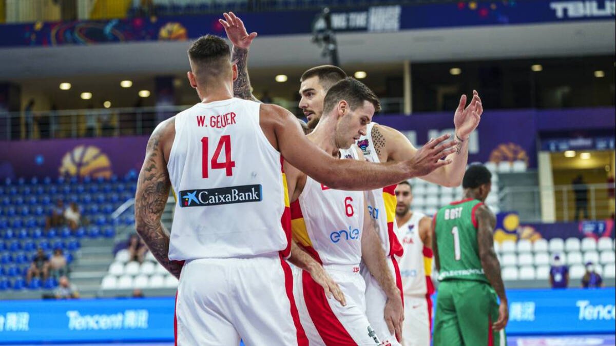 Los hermanos Hernangómez y López-Arístegui, en un momento del encuentro ante Bulgaria.