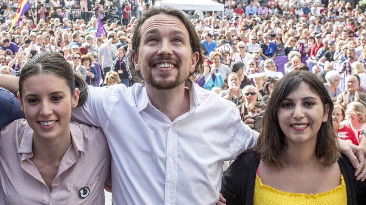 Dina Bousselham junto a Pablo Iglesias e Irene Montero