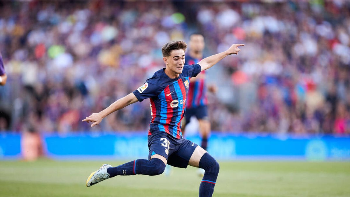 Gavi golpea el balón durante el partido contra el Real Valladolid.