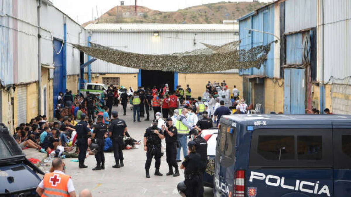 Los sanitarios realizan pruebas PCR y atienden a varios jóvenes en la nave de primera acogida del polígono del Tarajal de Ceuta