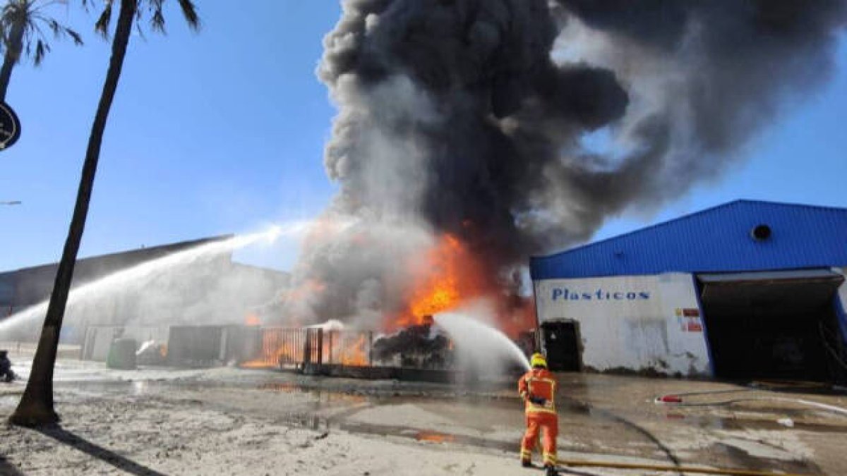 Un bombero del Consorcio Provincial en los trabajos de extinción.