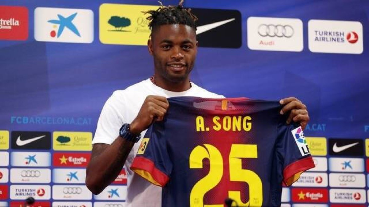Alex Song, durante su presentación con el Barcelona