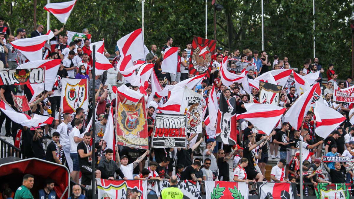 La afición del Rayo anima a su equipo en uno de los fondos del estadio.