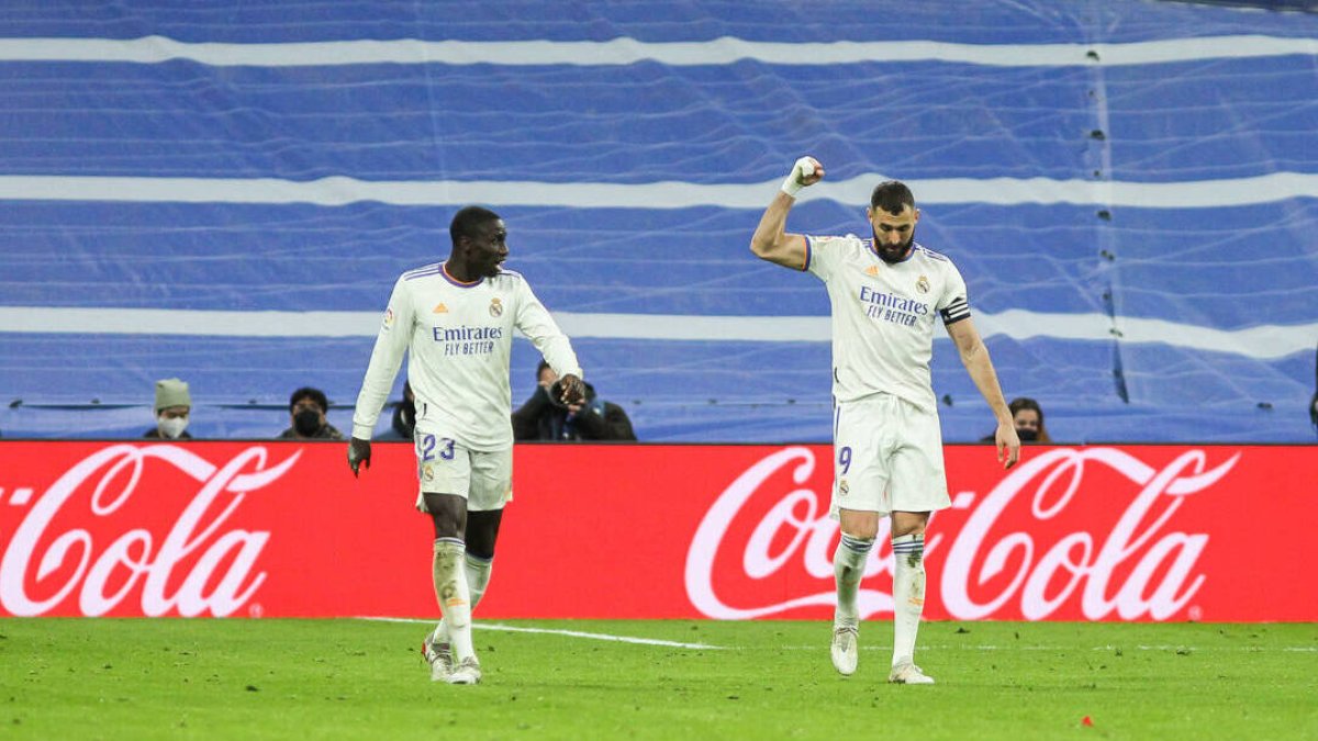 Benzema celebra un gol con el Real Madrid