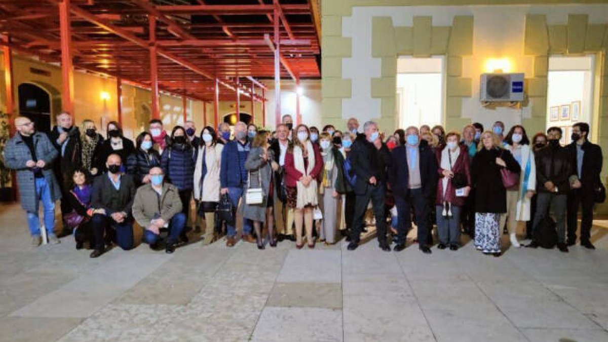 El organizador Manuel Avilés y el concejal de Cultura, Antonio Manresa, junto a los escritores en su visita a la exposición en la Lonja del Pescado