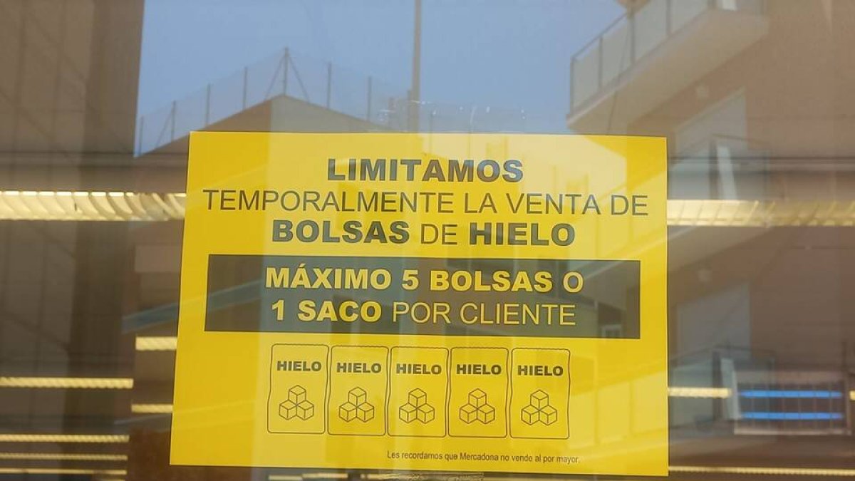 Imagen del cartel donde Mercadona anuncia a limitación de venta de bolsas de hielo.
