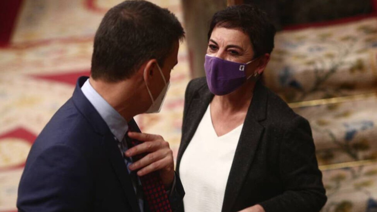 El presidente del Gobierno, Pedro Sánchez y la portavoz parlamentaria de EH Bildu, Mertxe Aizpurua