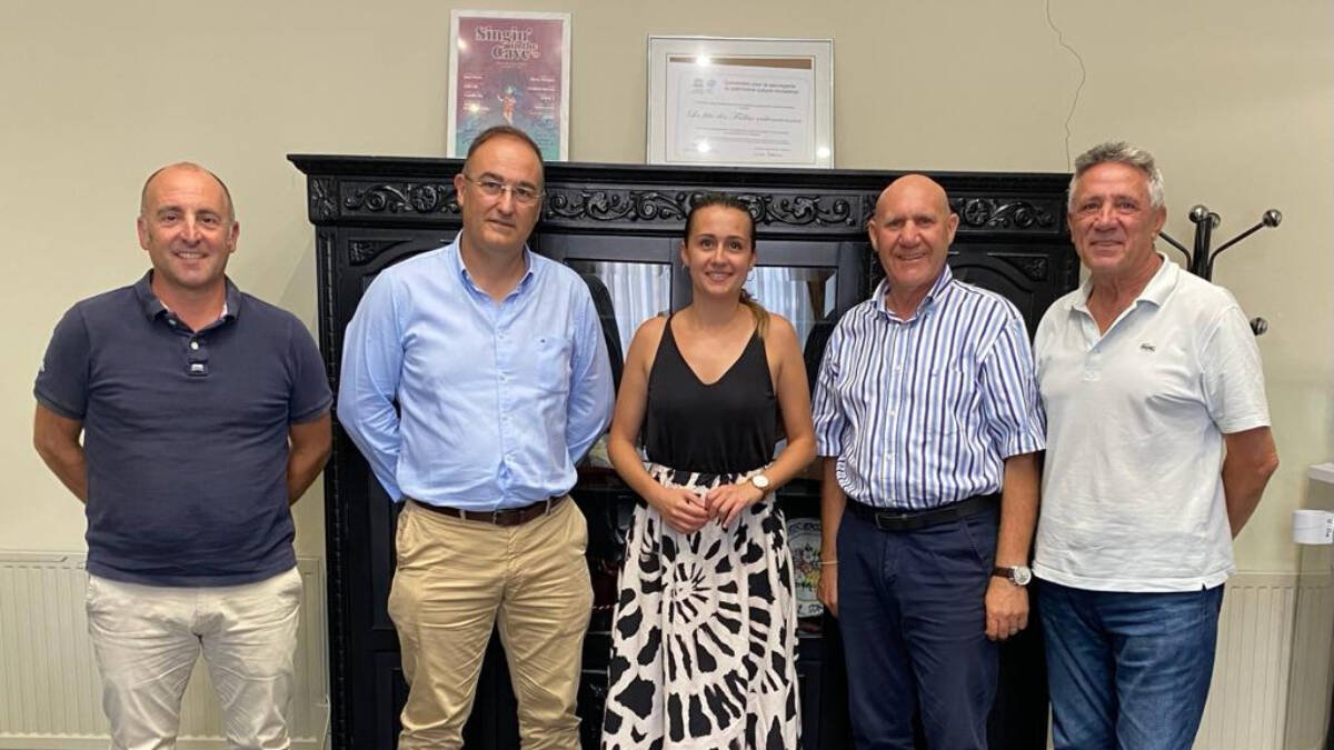 Los miembros de la junta directiva de Rotary La Vall junto a la alcaldesa Tania Baños.