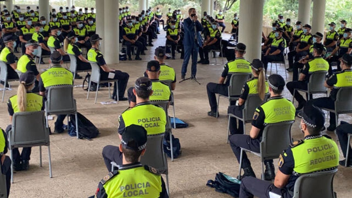 Policías locales escuchan al secretario autonómico de Seguridad, José María Ángel,  en una imagen de archivo.