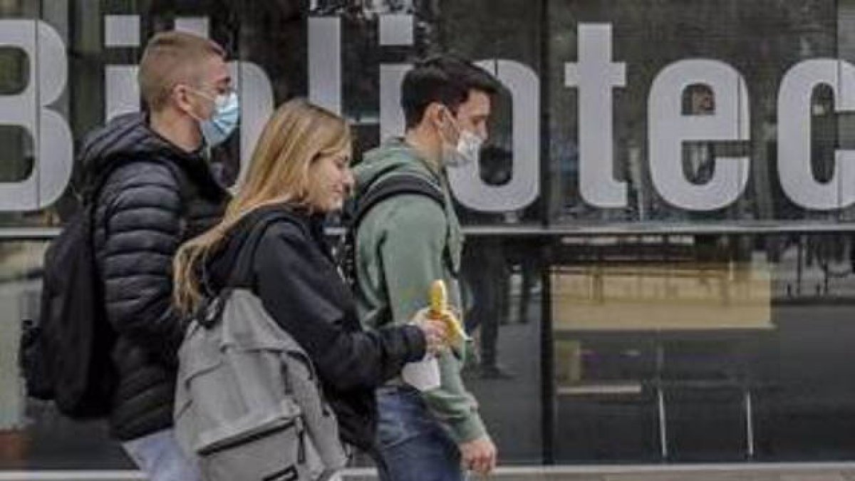 Varios estudiantes universitarios en Valencia.