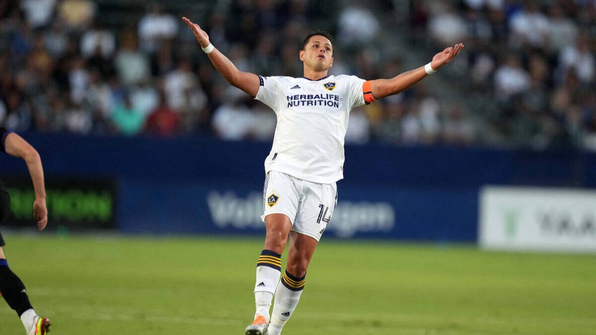 Chicharito, de escándalo en escándalo