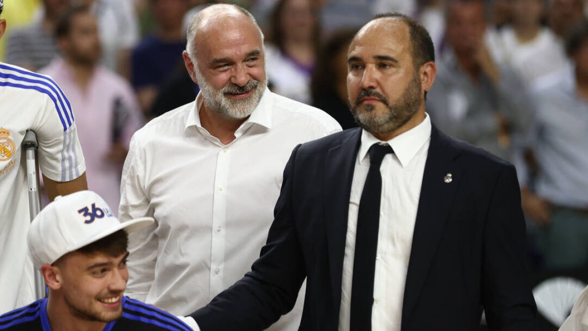 Pablo Laso, a la izquierda de Chus Mateo, que será el primer entrenador del Real Madrid de baloncesto.