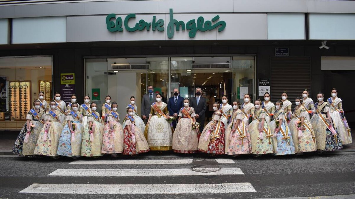 Las Falleras Mayores de Valencia y su Corte de Honor durante la recepción en el Corte Inglés.