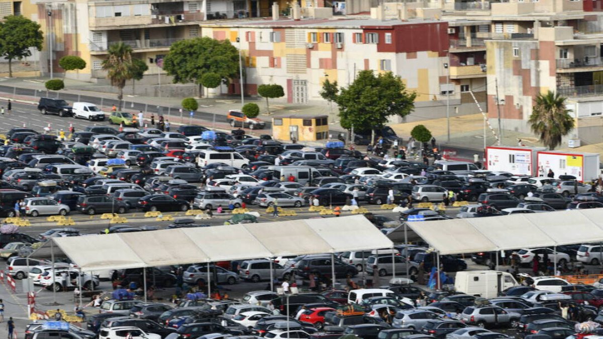 Colapso en Ceuta por la Operación Paso del Estrecho.