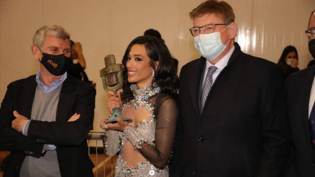 Ximo Puig con la ganadora del Benidorm Fest, Chanel
