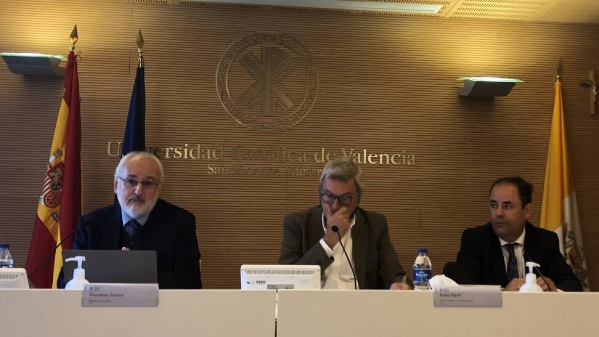 Un gobierno de funcionarios y magos ilusionistas