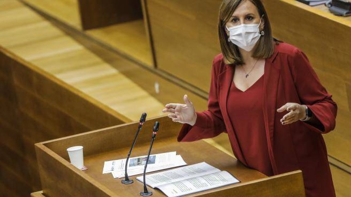 La síndica del grupo popular, María José Catalá, en el pleno de les Corts Valencianes.