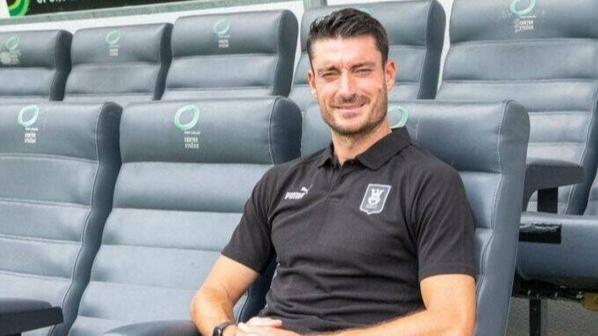 El entrenador español Albert Riera.