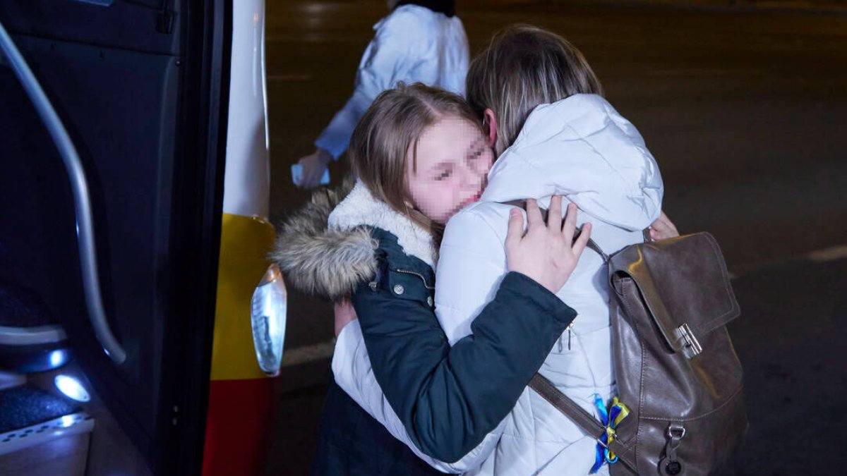 Llegada de una menor ucraniana a Sevilla que se abraza con su madre.