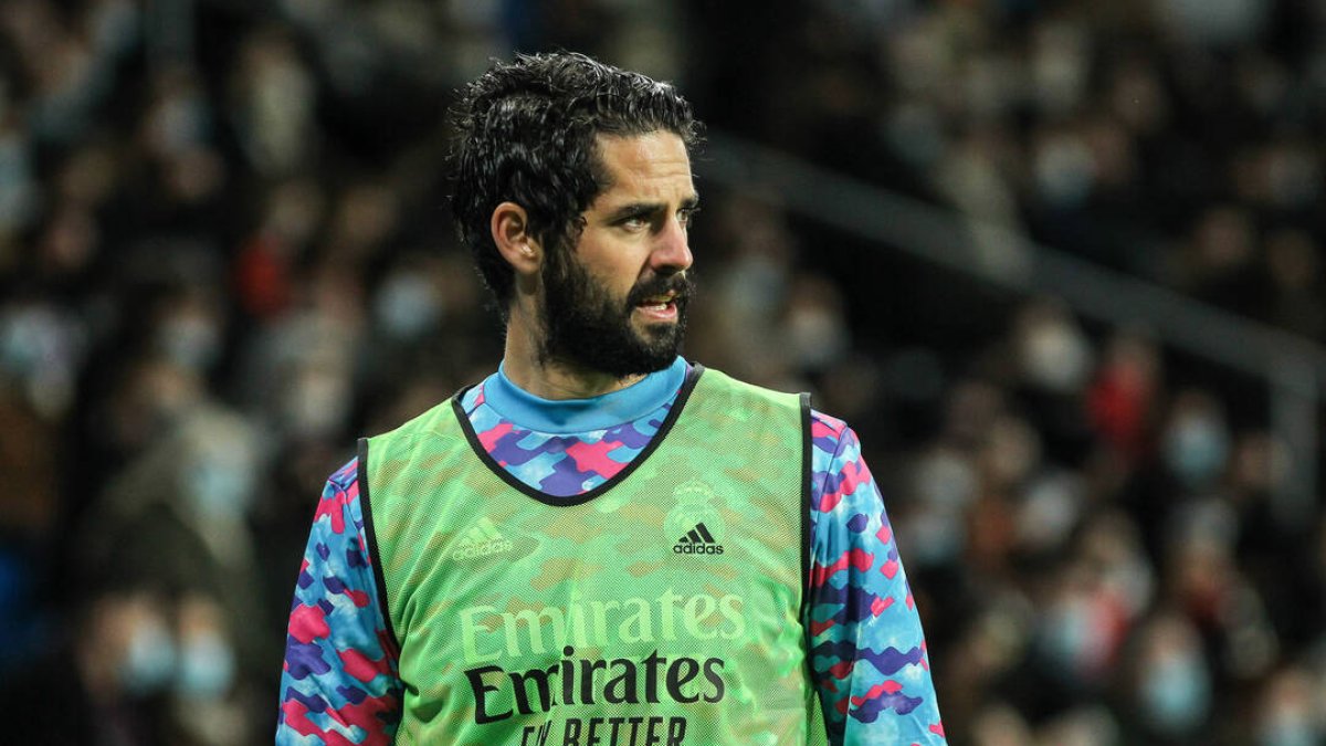 Isco calienta antes de un partido con el Real Madrid.