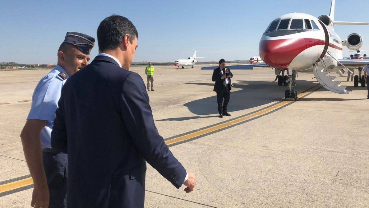 Sánchez camina hacia el Falcon antes de emprender un viaje.
