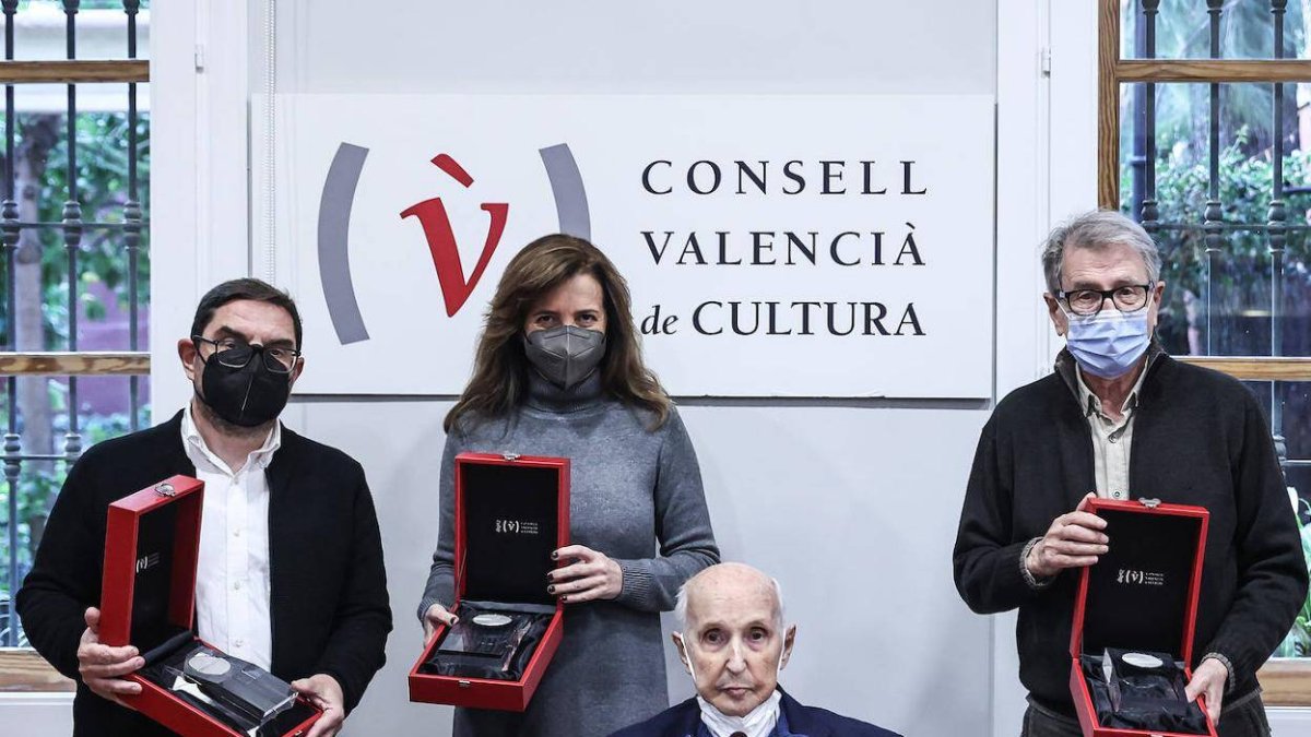 Los consejeros, Xavier Aliaga, Marta Alonso y Vicent Torrent, con el ya expresidente del CVC, Santiago Grisolía.