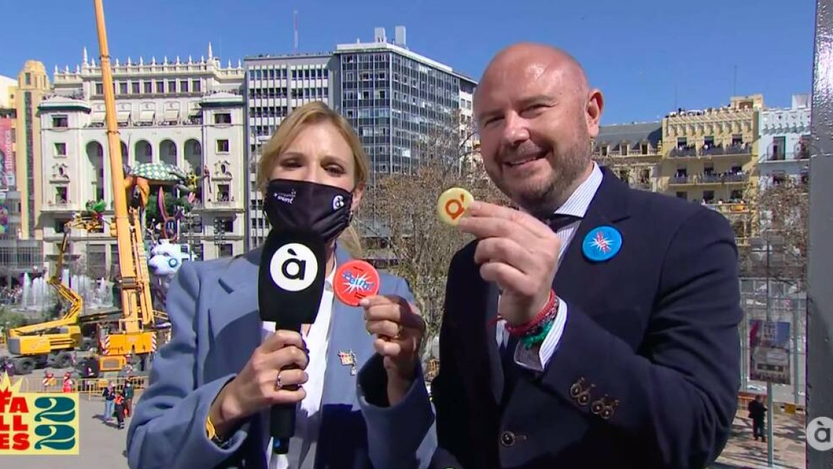 Toni Gaspar, presidente de la Diputación de Valencia, posa con un pin de À Punt tras su 'bronca' con la cadena valenciana.