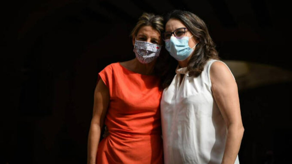 La vicepresidenta segunda del Gobierno , Yolanda Díaz (i) y la vicepresidenta de la Generalitat, Mónica Oltra