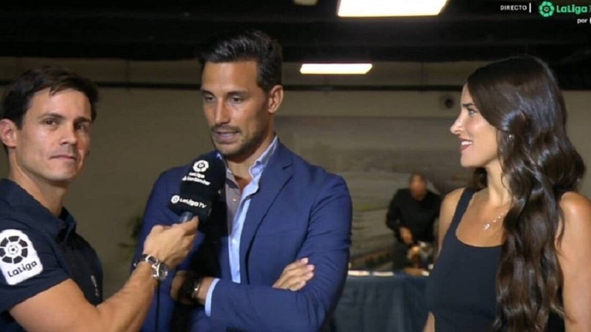 Edu Aguirre, entrevistando a Jaime Astrain y Lidia Torrent en el palco del Bernabéu el pasado sábado.