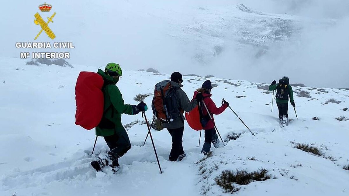 Rescate de la Guardia Civil de dos montañeros en Sierra Nevada, Granada.
