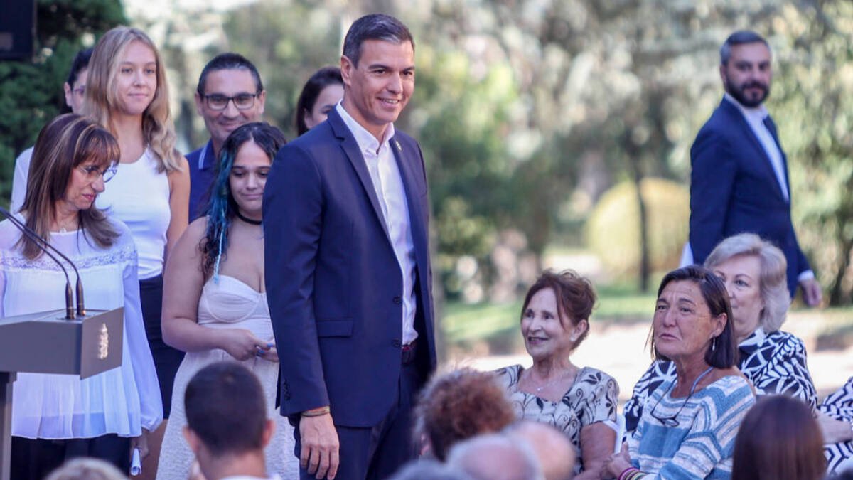Pedro Sánchez con los ciudadanos de su acto en Moncloa