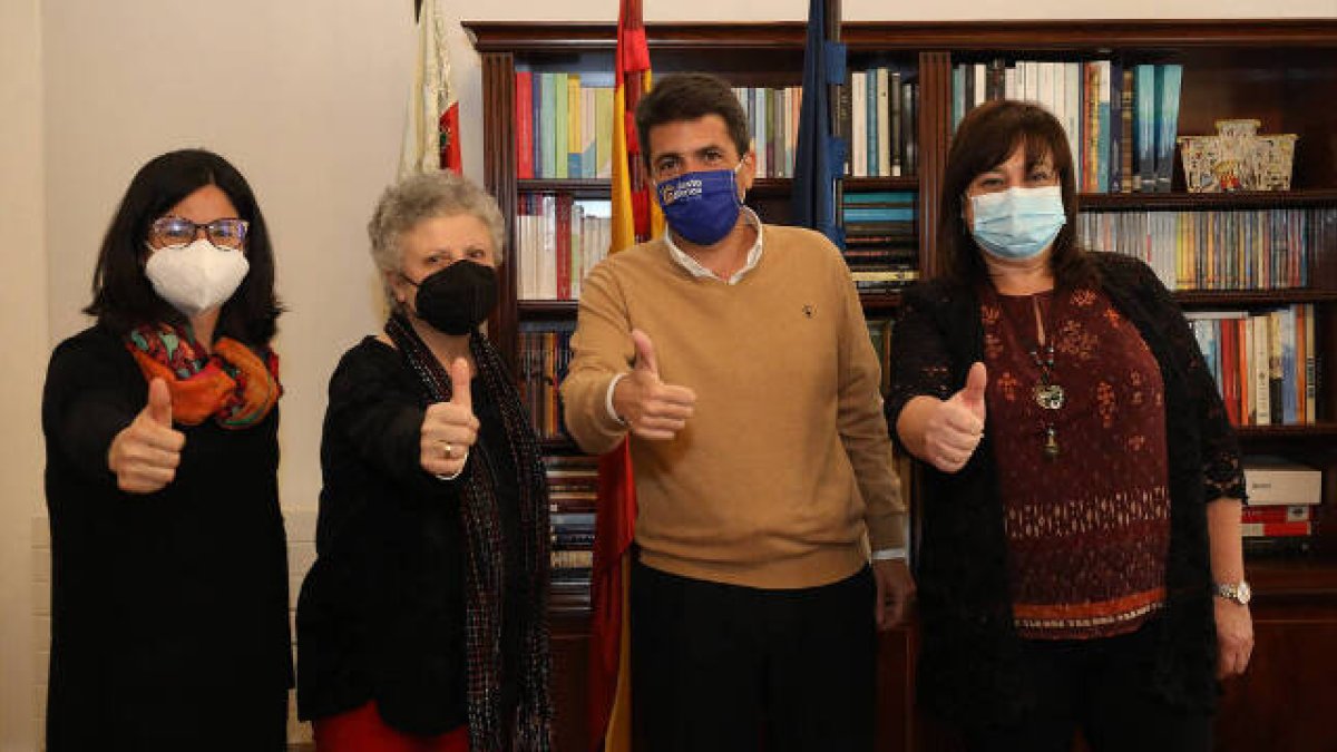 El presidente de la institución provincial, Carlos Mazón, junto a representantes de la Asociación de Parkinson de Alicante