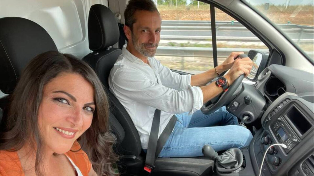 La exdiputada de Vox, Macarena Olona, con el periodista Álvaro Zancajo, durante la campaña electoral andaluza.