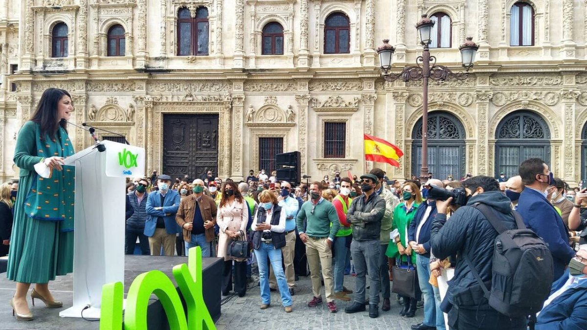 Macarena Olona, diputada nacional de Vox durante un acto en Sevilla, junto al Palacio de San Telmo, celebrado en febrero.