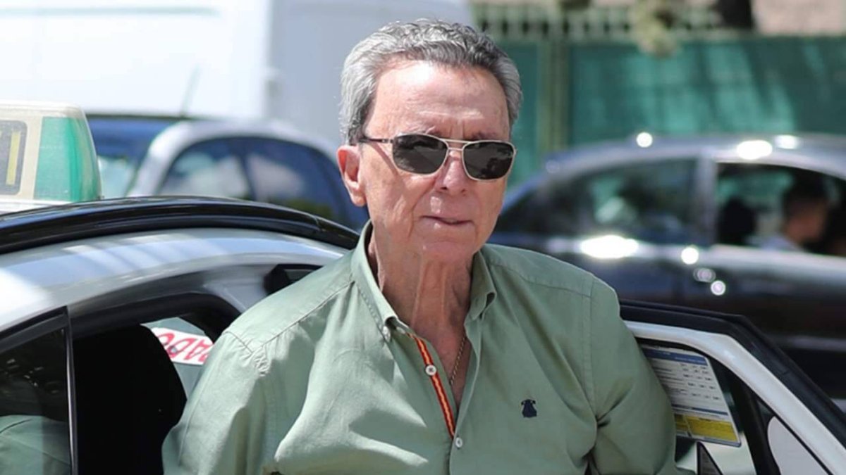 Ortega Cano se apoya en el novio de Gloria Camila mientras su hija está ausente.