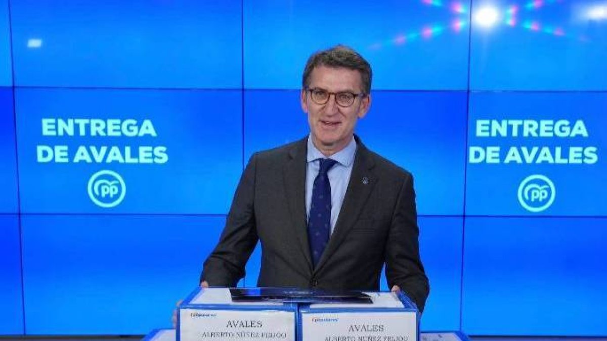 Alberto Núñez Feijóo, posando este miércoles con sus avales.