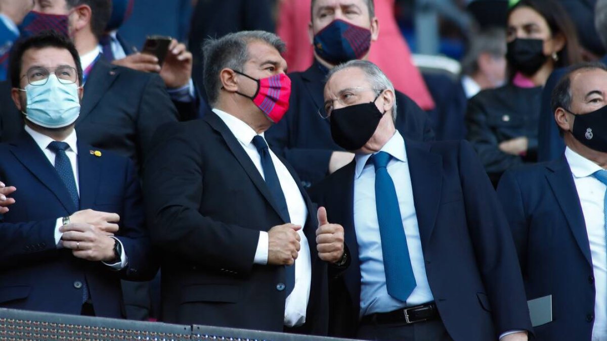 Joan Laporta, junto a Florentino Pérez en el palco del Camp Nou