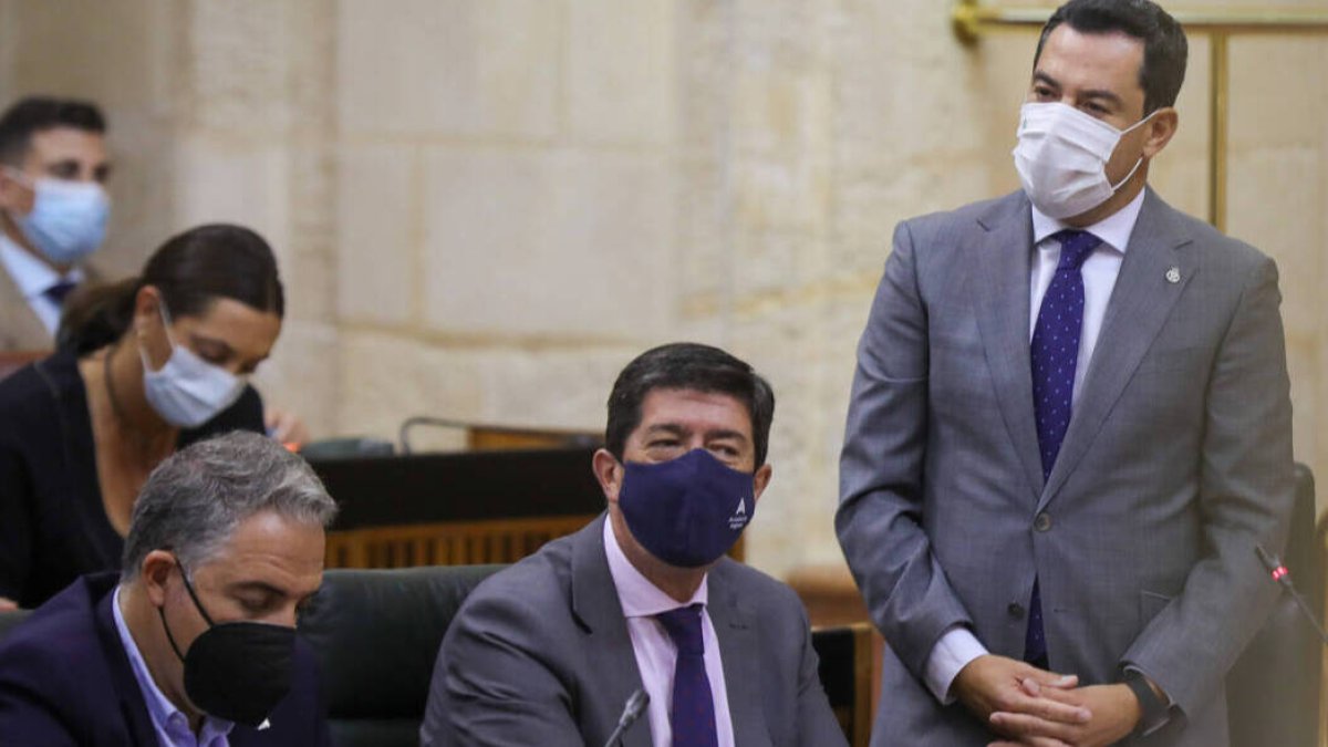 El presidente de la Junta, Juanma Moreno, junto al vicepresidente, Juan Marín, y al consejero Elías Bendodo, durante su intervención el último pleno del Parlamento de Andalucía