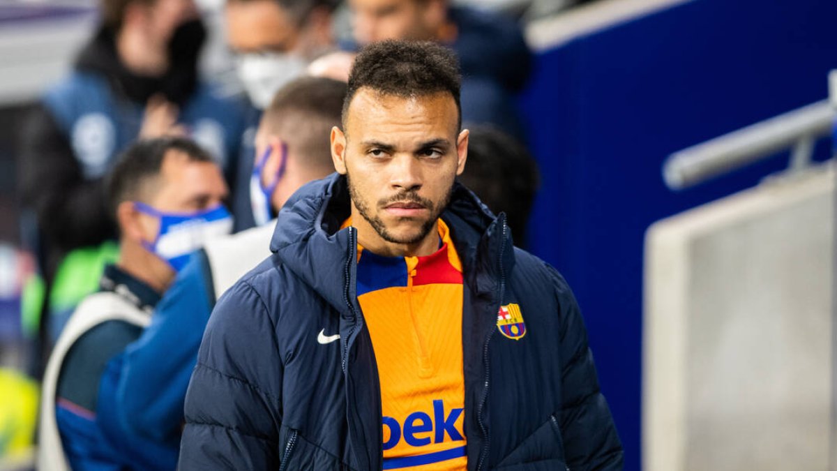 Braithwaite se dirige al banquillo antes de un partido del Barça.