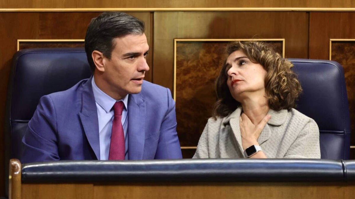 El presidente del Gobierno, Pedro Sánchez, y la ministra de Hacienda, María Jesús Montero